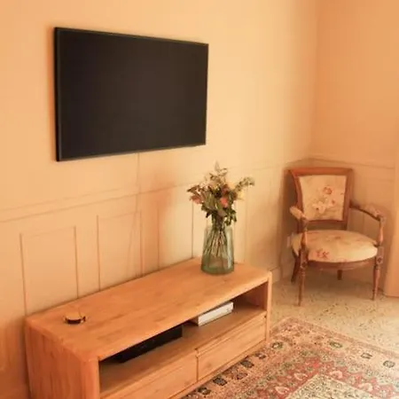 Elegant Avec Balcon Centre Διαμέρισμα *