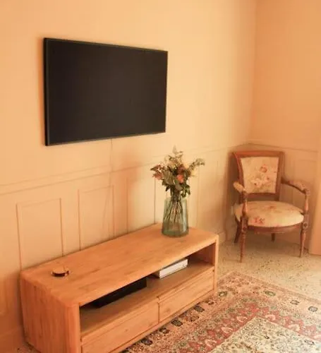 Elegant Avec Balcon Centre Apartamento *